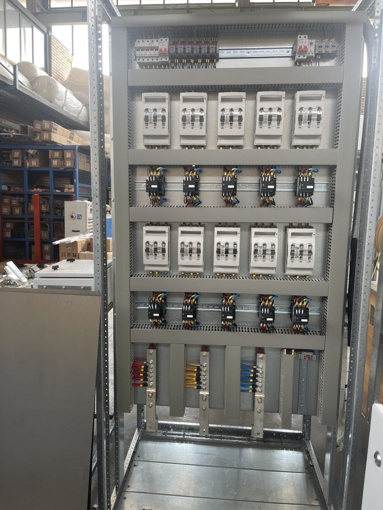 Internal assembly of TSP 600 kVAr capacitor bank panel