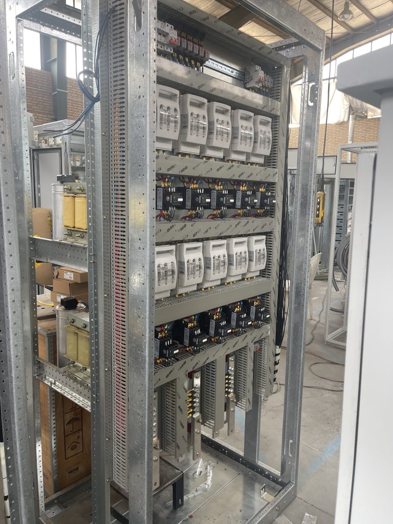 Internal components and wiring of TSP 600 kVAr capacitor bank